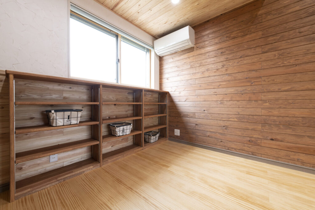屋根裏にも造作家具を。